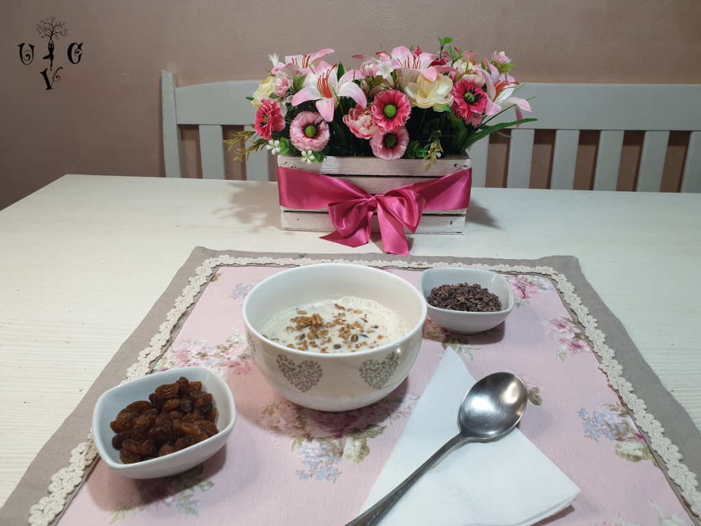 Porridge vagan versione base con uvetta e granella di fave di cacao crudo