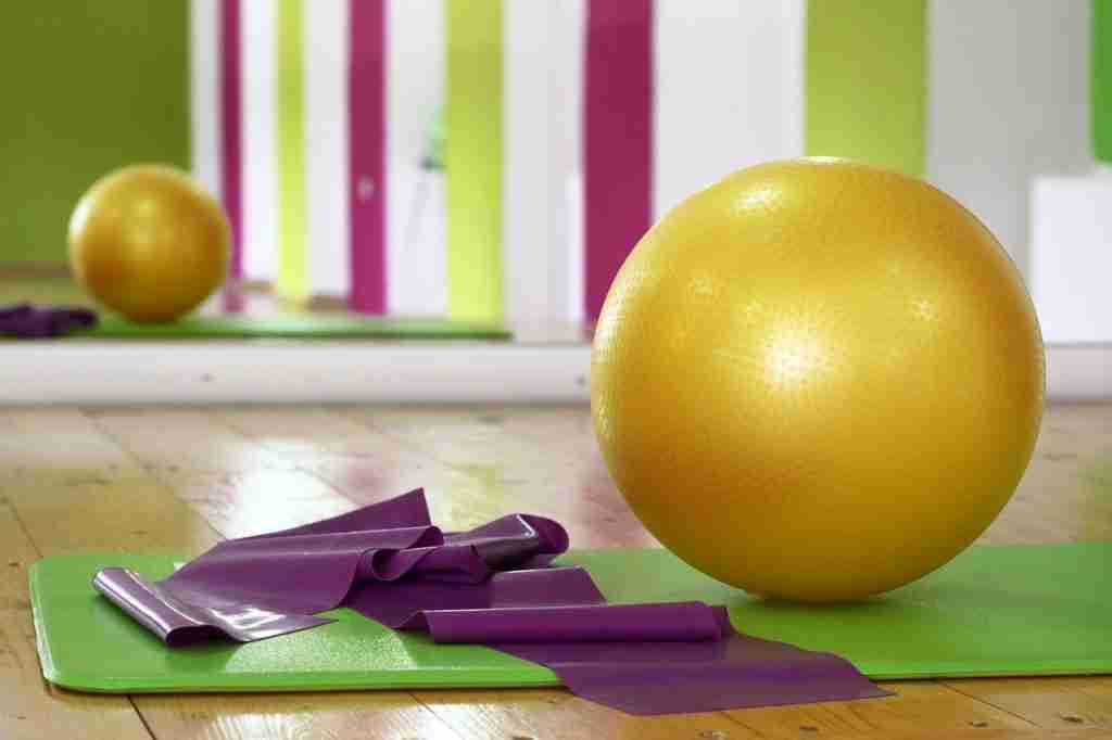 Pilates, gym ball e banda elastica